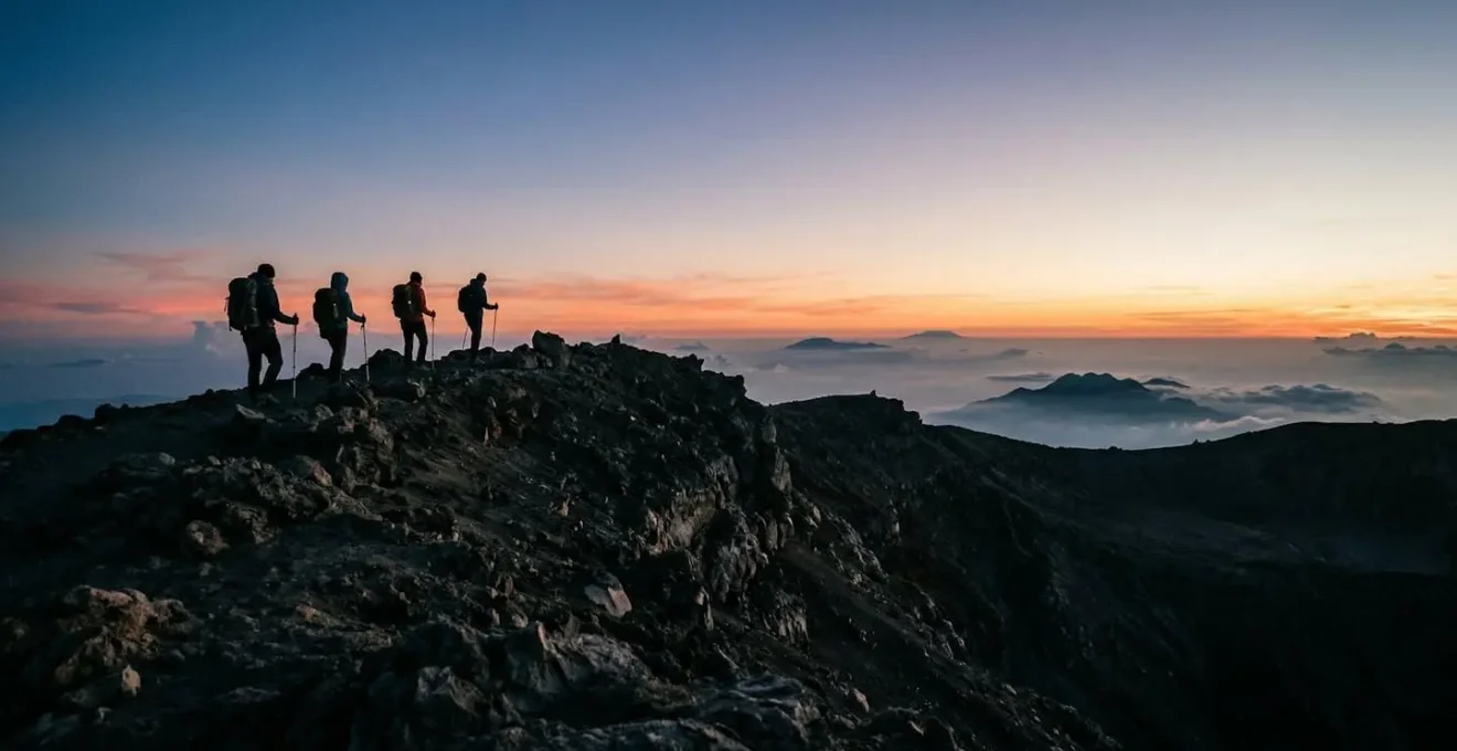 Randonneurs observant le lever du soleil depuis le cratère volcanique avec vue panoramique sur les coulées de lave