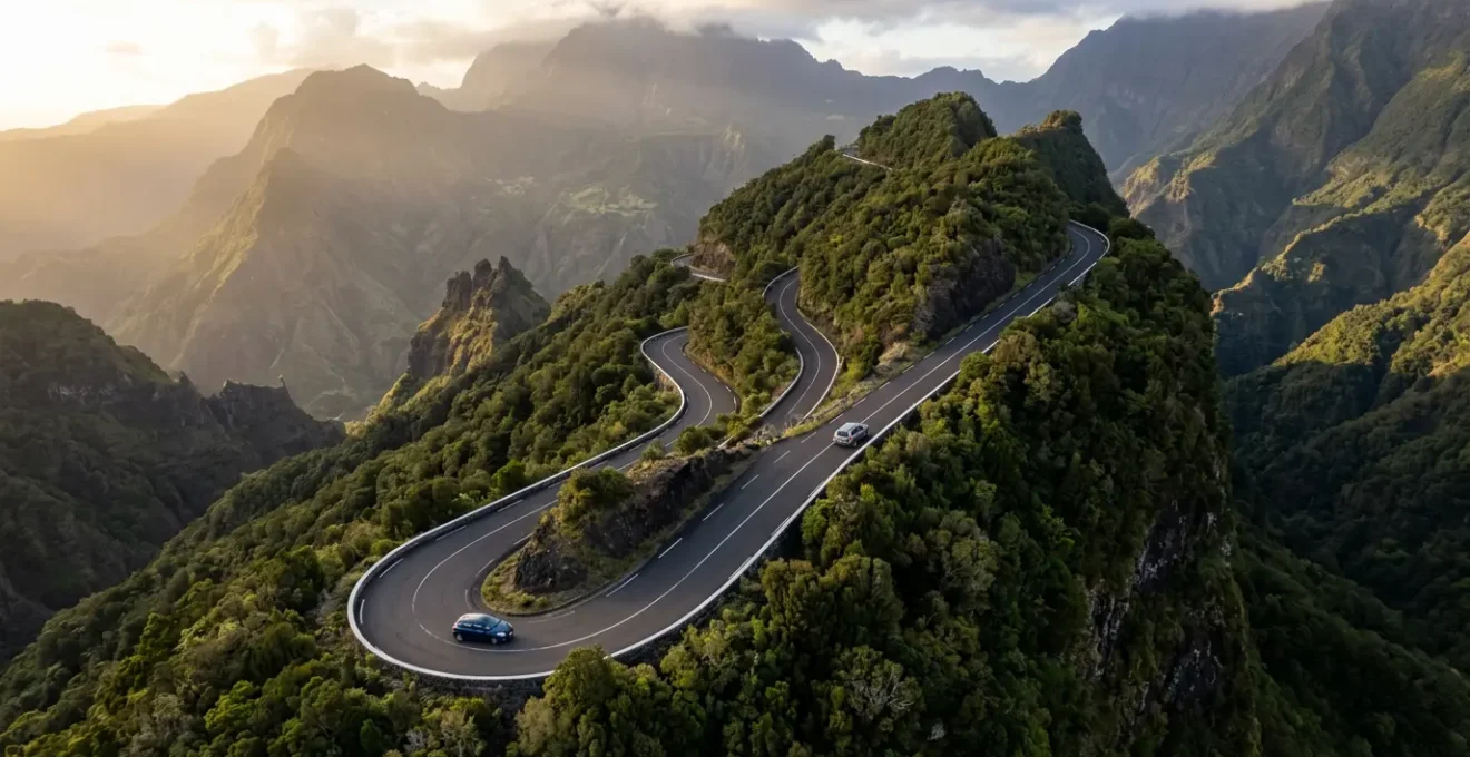 Vue aérienne d'une route sinueuse de montagne à La Réunion avec deux types de véhicules