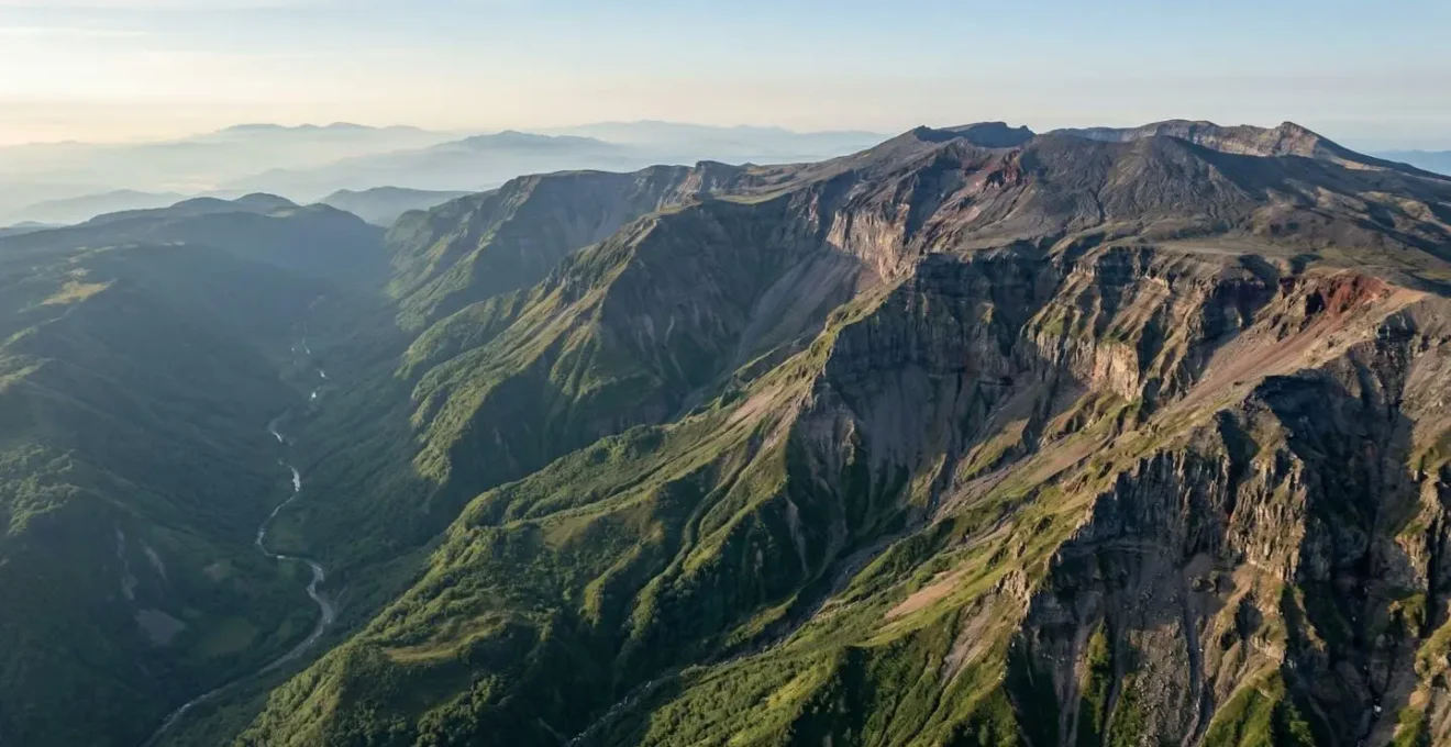 Vue aérienne dramatique de cirques volcaniques érodés et de remparts verticaux à La Réunion avec végétation luxuriante