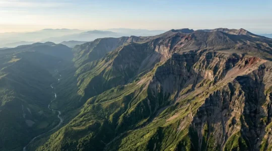 Vue aérienne dramatique de cirques volcaniques érodés et de remparts verticaux à La Réunion avec végétation luxuriante
