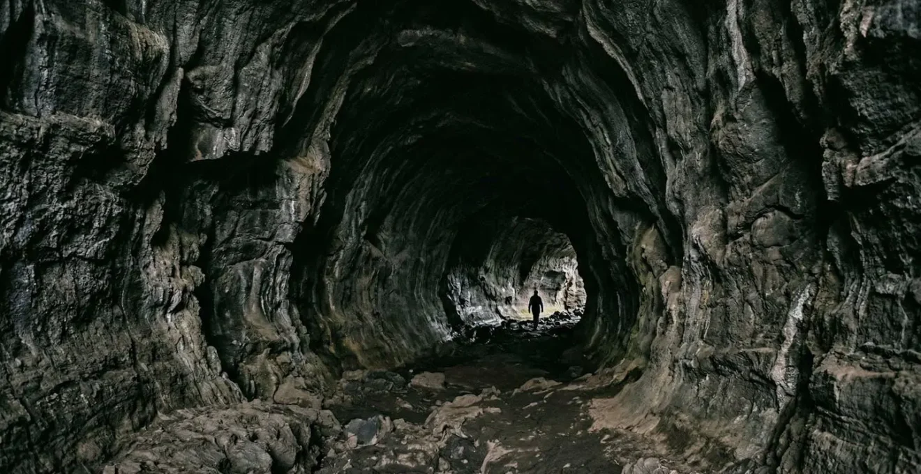 Vue immersive à l'intérieur d'un tunnel de lave avec ses parois sculptées et ses jeux de lumière
