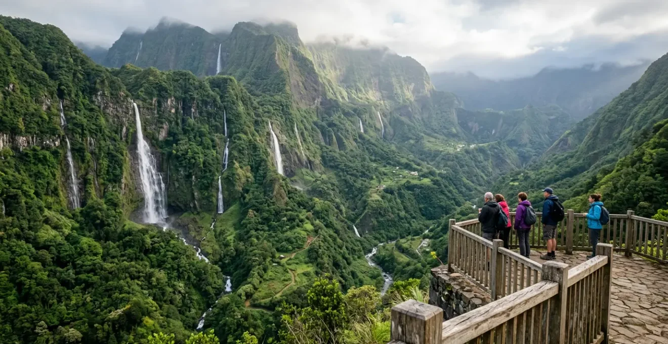 Vue panoramique du cirque de Salazie avec ses cascades visibles depuis un belvédère aménagé