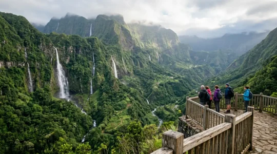 Vue panoramique du cirque de Salazie avec ses cascades visibles depuis un belvédère aménagé