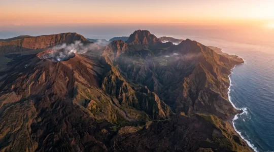 Vue panoramique aérienne de l'île de La Réunion montrant le Piton de la Fournaise actif et les cirques érodés