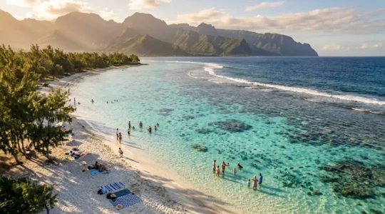 Vue panoramique d'un lagon turquoise à La Réunion avec familles se baignant en sécurité