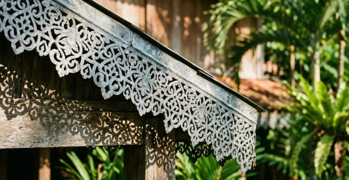 Détails de lambrequins en zinc avec motifs floraux traditionnels sur une case créole