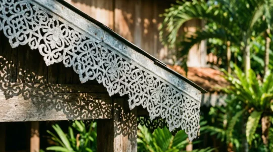 Détails de lambrequins en zinc avec motifs floraux traditionnels sur une case créole