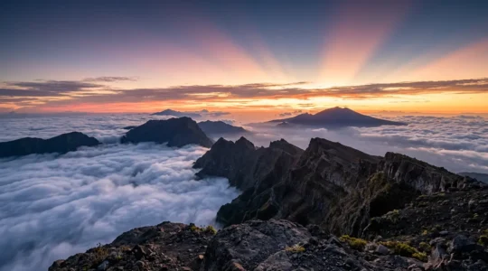 Vue panoramique d'un lever de soleil sur les montagnes de La Réunion avec mer de nuages