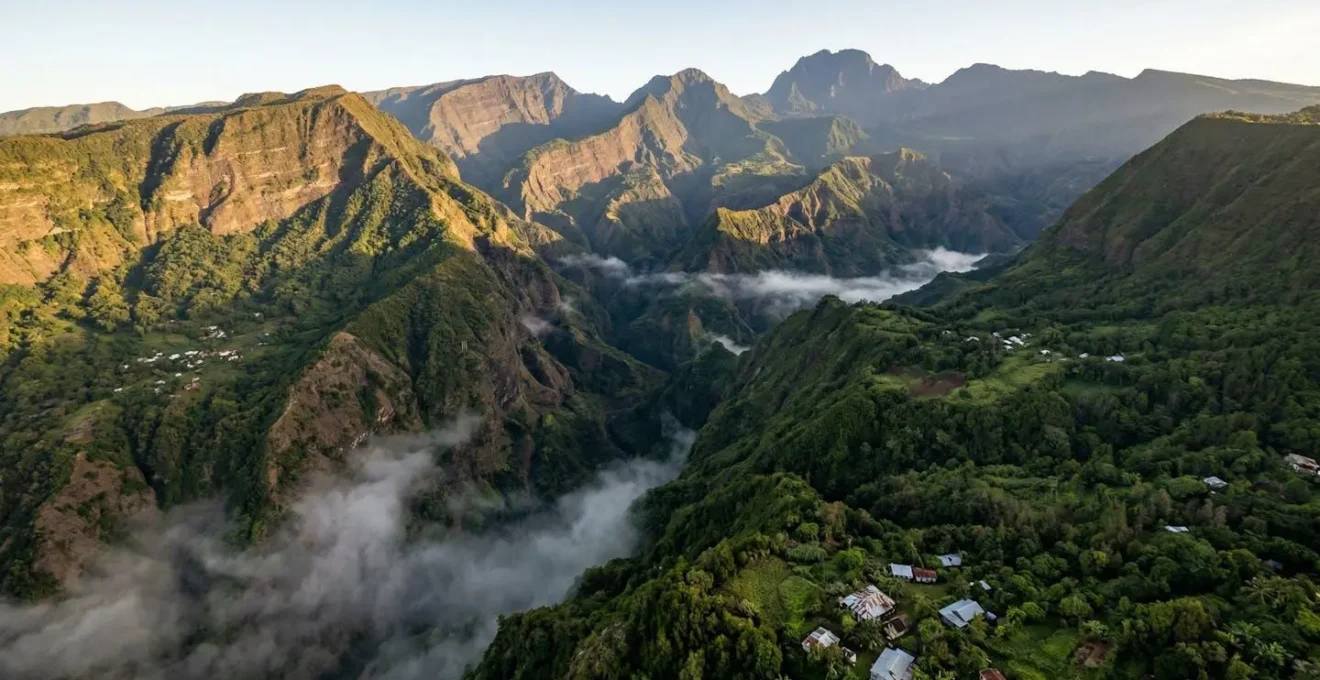 Vue panoramique sur les trois cirques de La Réunion avec leurs caractéristiques distinctes - végétation luxuriante, remparts volcaniques et villages créoles
