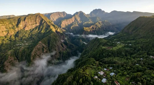 Vue panoramique sur les trois cirques de La Réunion avec leurs caractéristiques distinctes - végétation luxuriante, remparts volcaniques et villages créoles