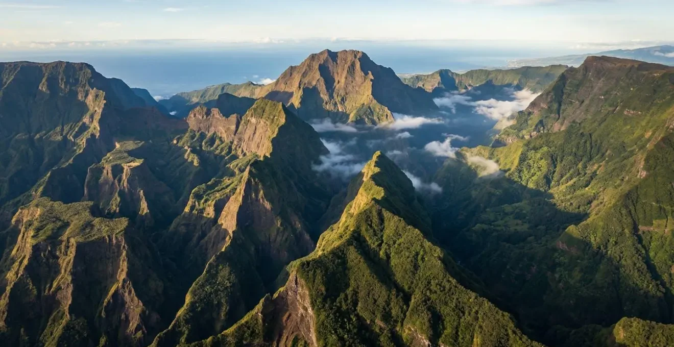 Vue aérienne spectaculaire des pitons, cirques et remparts de La Réunion classés au patrimoine mondial de l'UNESCO