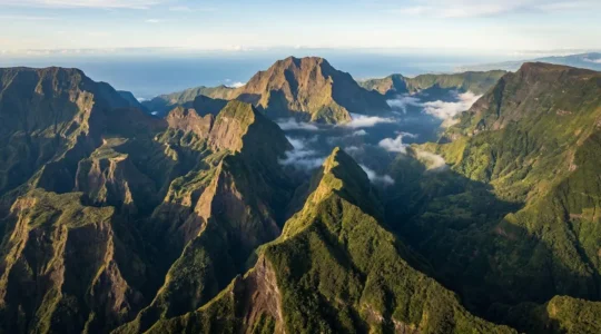 Vue aérienne spectaculaire des pitons, cirques et remparts de La Réunion classés au patrimoine mondial de l'UNESCO