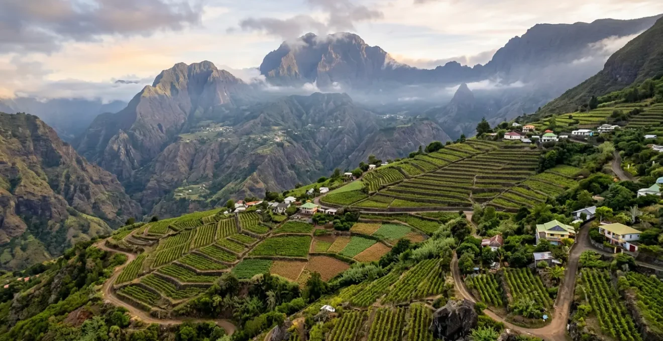 Vue panoramique des vignobles en terrasses de Cilaos avec le Piton des Neiges en arrière-plan