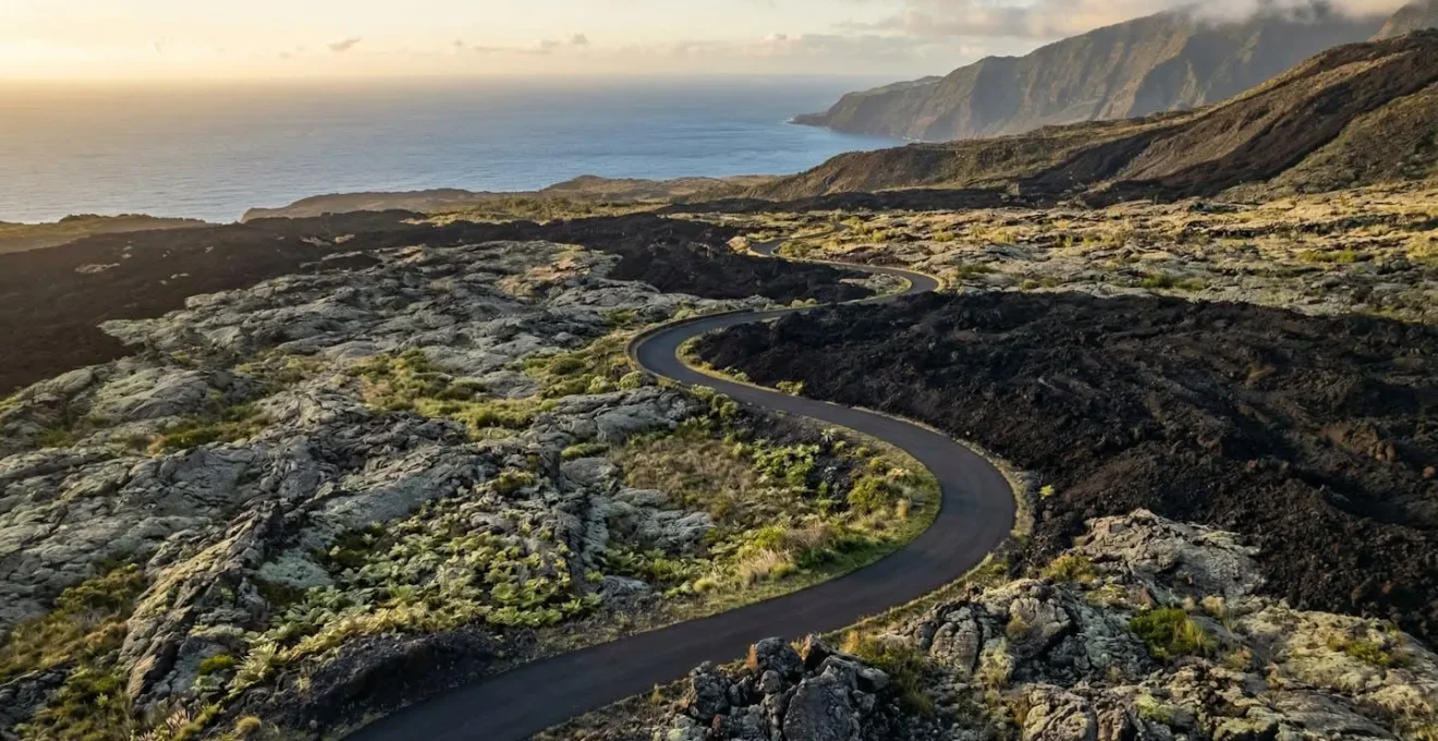 Vue aérienne de la route des laves traversant des coulées volcaniques successives à La Réunion.