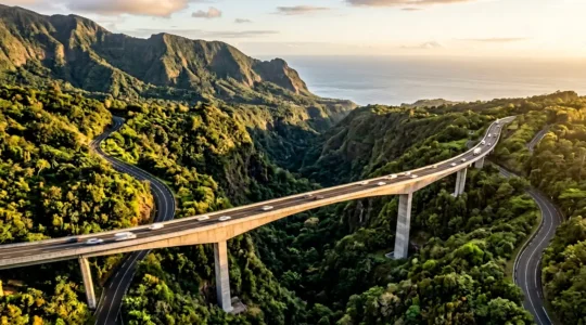 Vue aérienne spectaculaire du viaduc de la Grande Ravine sur la Route des Tamarins à La Réunion
