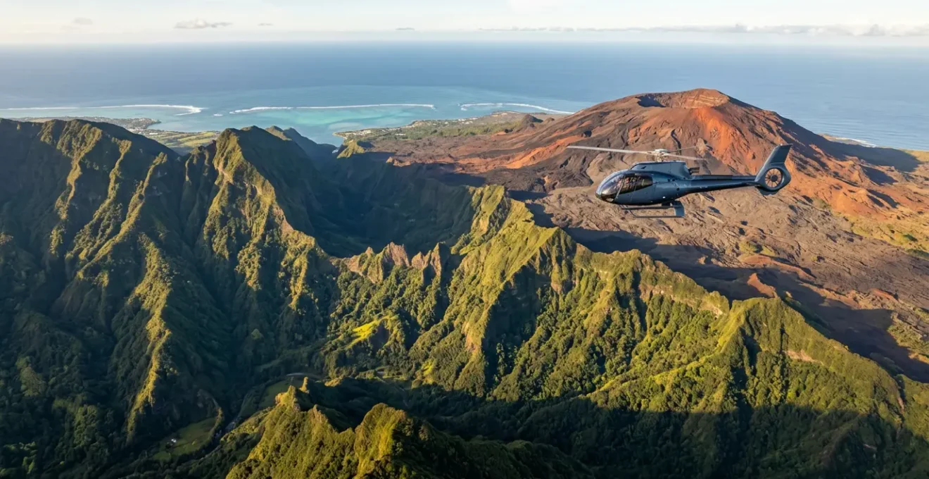 Vue aérienne d'un hélicoptère survolant les cirques verdoyants et le volcan de la Réunion avec le lagon en arrière-plan