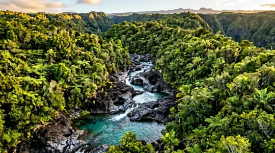 Vue aérienne d'un toboggan naturel en roche volcanique avec eau turquoise cristalline à La Réunion
