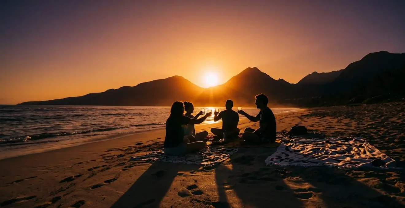 Coucher de soleil doré sur la plage de Boucan Canot avec silhouettes de personnes