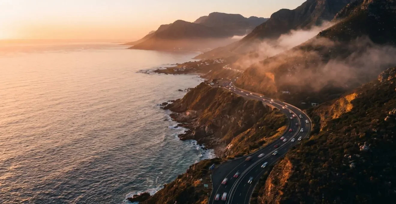 Vue aérienne de la circulation dense sur la route du littoral de La Réunion au lever du soleil
