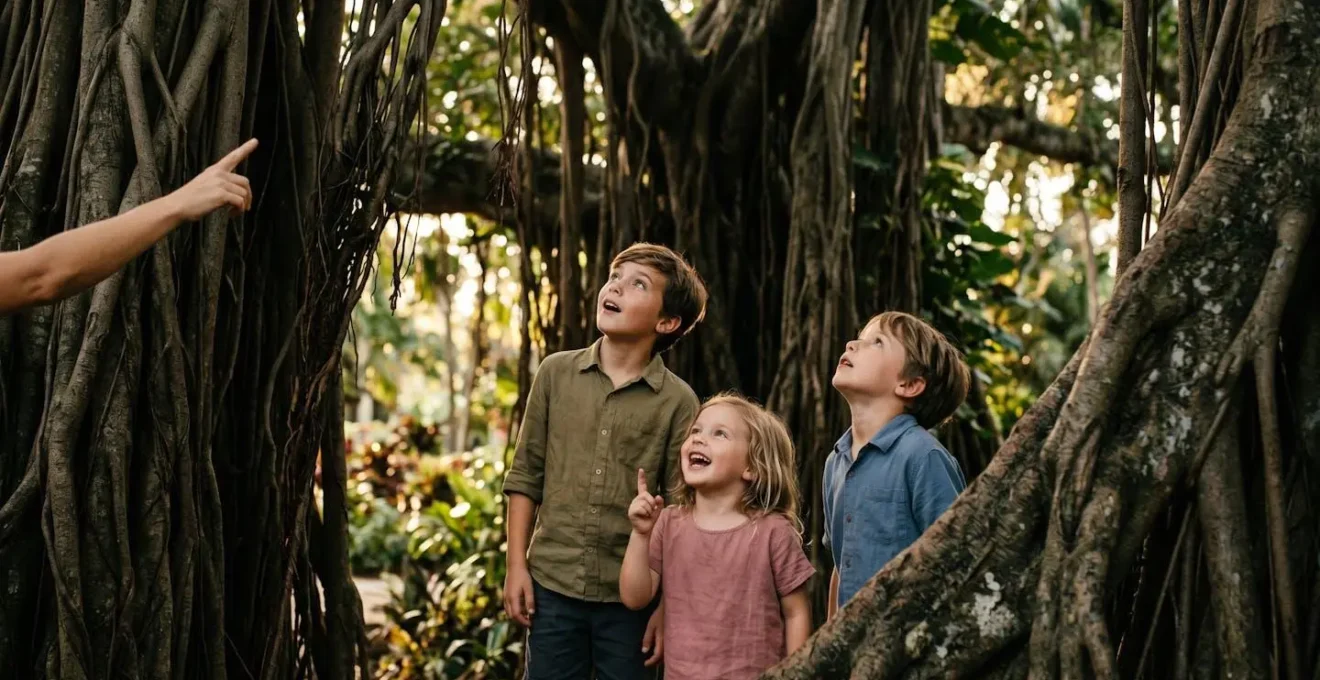Enfants émerveillés observant les racines aériennes d'un banyan géant dans un jardin tropical
