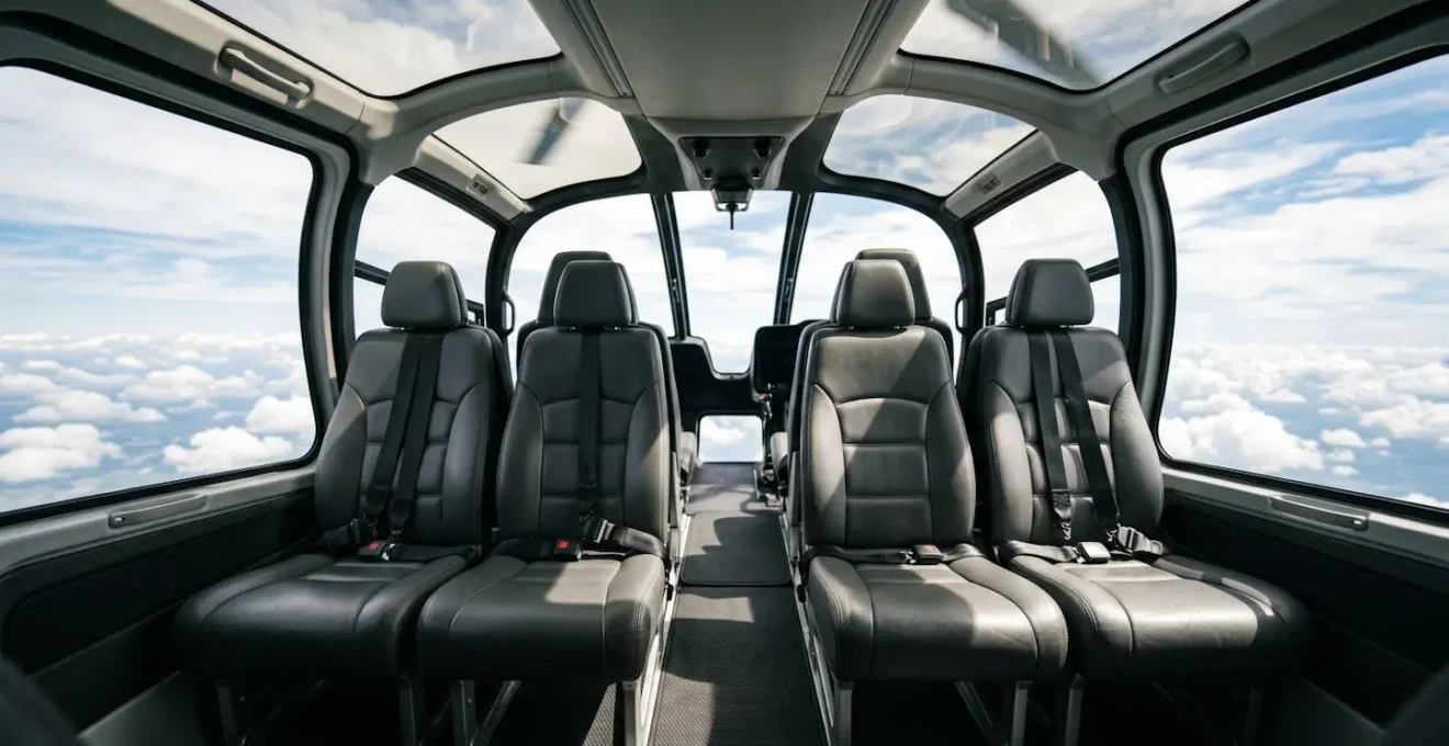 Vue intérieure d'un hélicoptère H130 montrant la configuration des sièges et les angles de vue