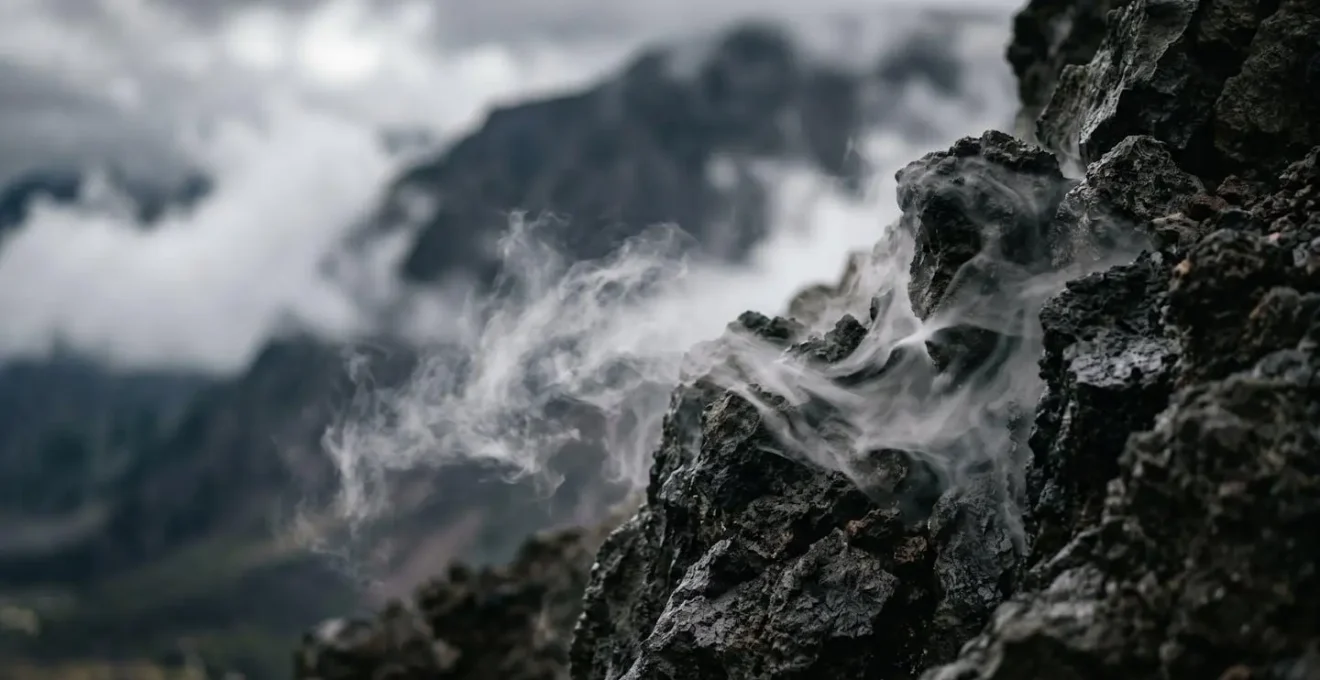 Formation de nuages accrochant les remparts d'un cirque de La Réunion en début d'après-midi