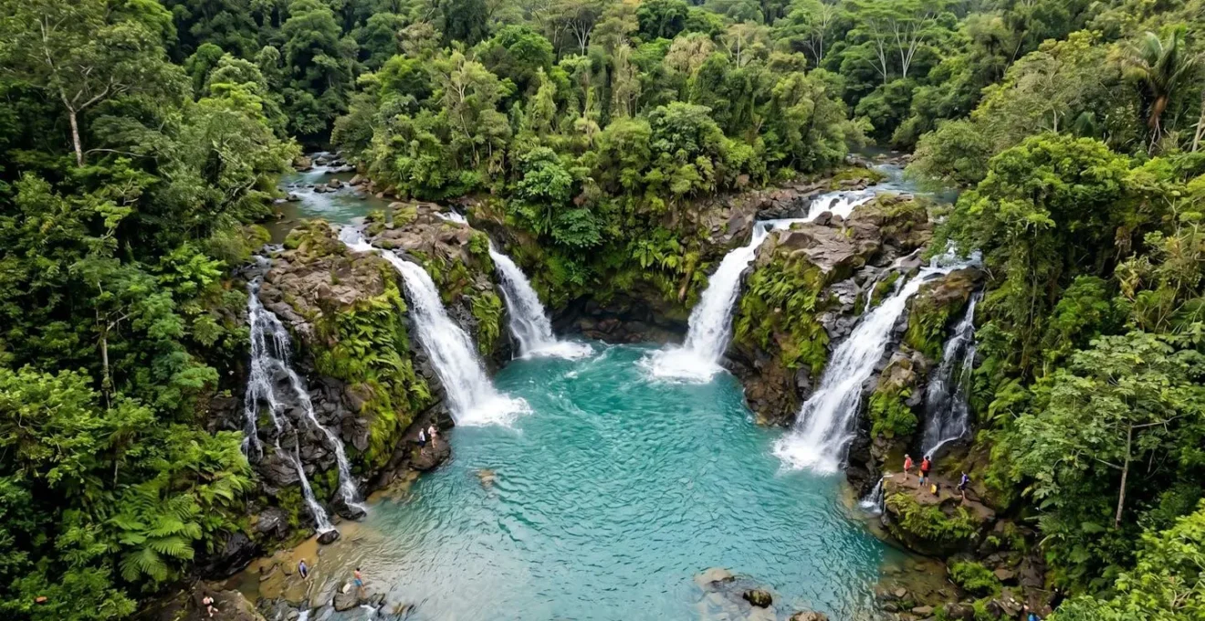 Vue aérienne de la cascade Langevin avec son bassin d'eau cristalline entouré de roches volcaniques