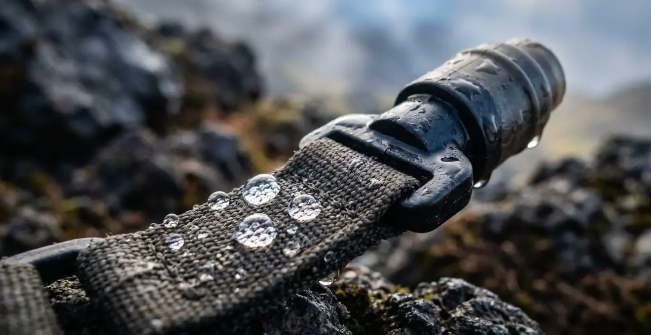 Système d'hydratation avec poche à eau et flasques sur sentier de crête en montagne